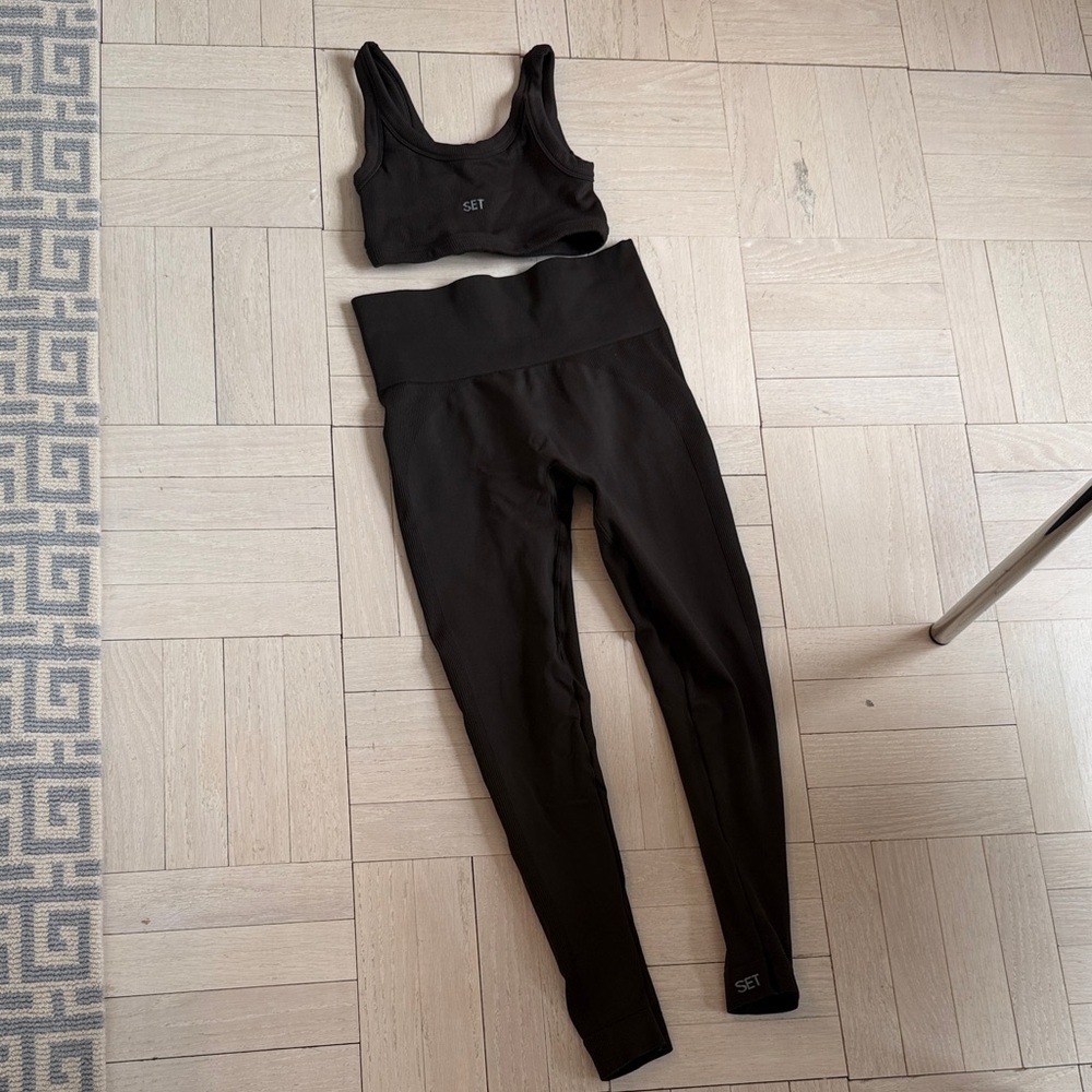 SET Black Sports Bra and Leggings Set
